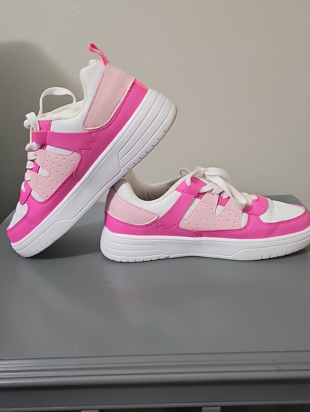 Pink Low-Top Fashion Sneakers - White & Pink